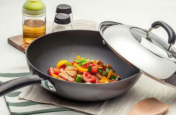 学校食堂配送中心为您讲解:不粘锅为什么不粘锅?